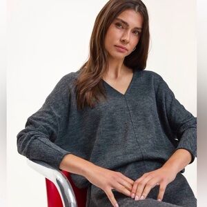 NWT🆕 Reitmans V-Neck Sweater